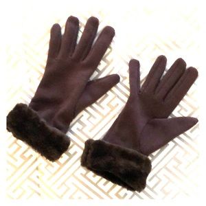 Brown gloves with faux fur at wrist